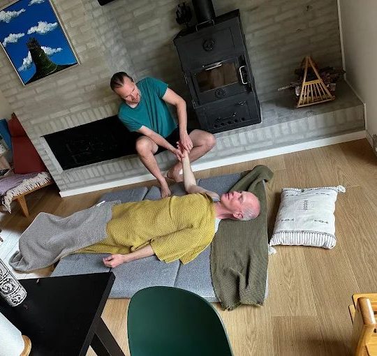 Zachery Funch pratiquant un massage bien-être à domicile